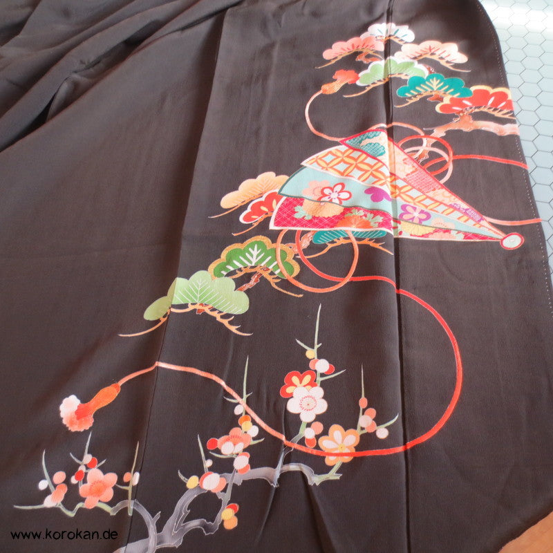 Fächermuster Tomesode / schwarzer Chu Furisode, rotes Futter