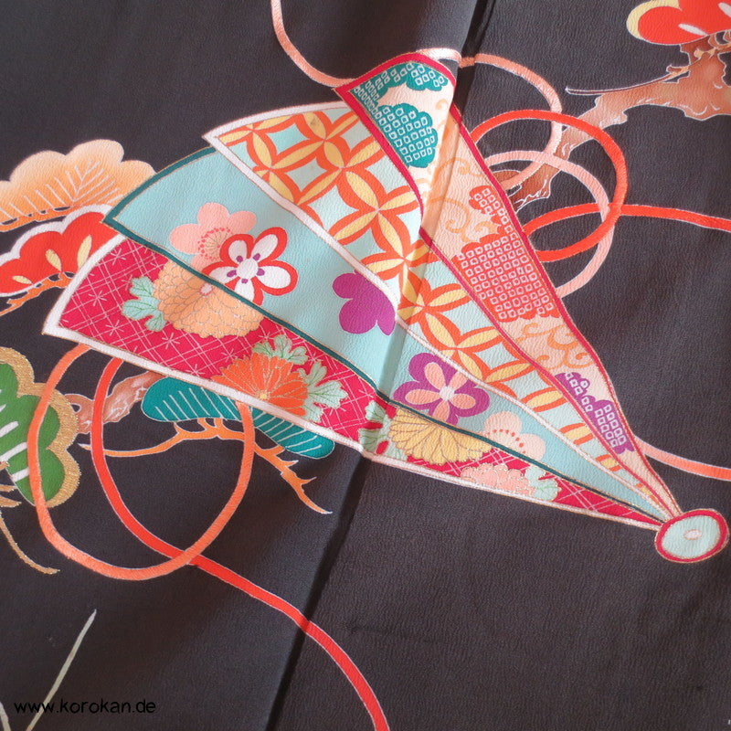 Fächermuster Tomesode / schwarzer Chu Furisode, rotes Futter