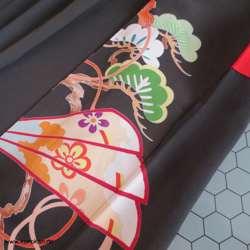 Fächermuster Tomesode / schwarzer Chu Furisode, rotes Futter