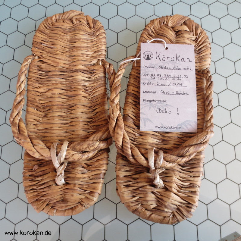 antike Zori Strohsandalen - als Dekoobjekt