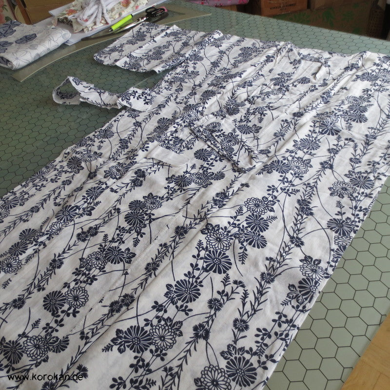 Kiku Blumenranken Nemaki - Kimono zum Schlafen