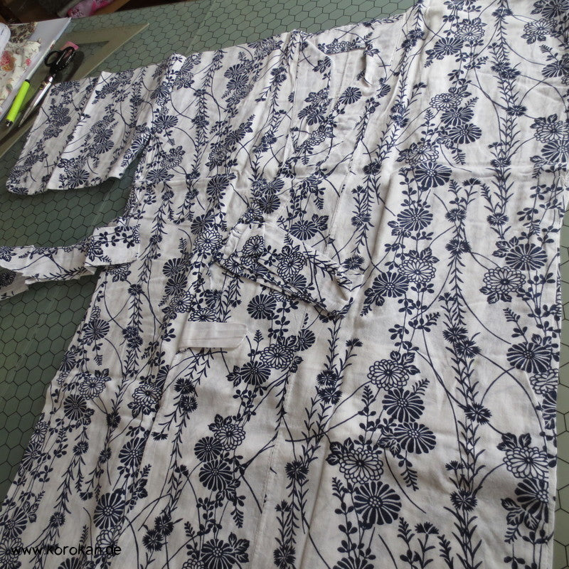 Kiku Blumenranken Nemaki - Kimono zum Schlafen