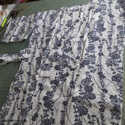 Kiku Blumenranken Nemaki - Kimono zum Schlafen