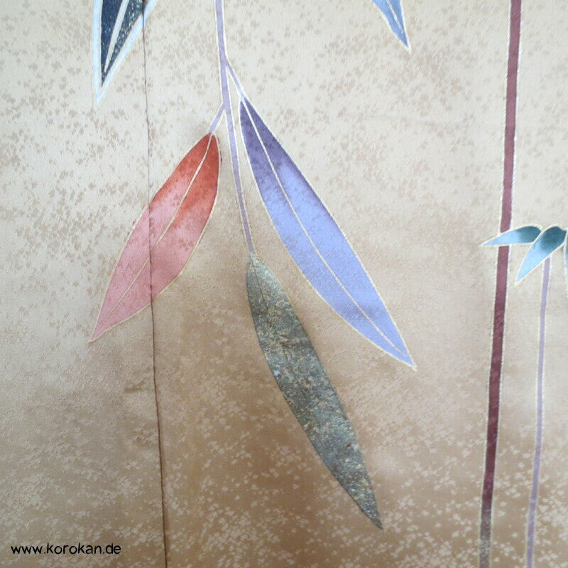 Furisode Kimono aus Seidensatin, Schmetterlinge auf Blüten im Halbdunkel
