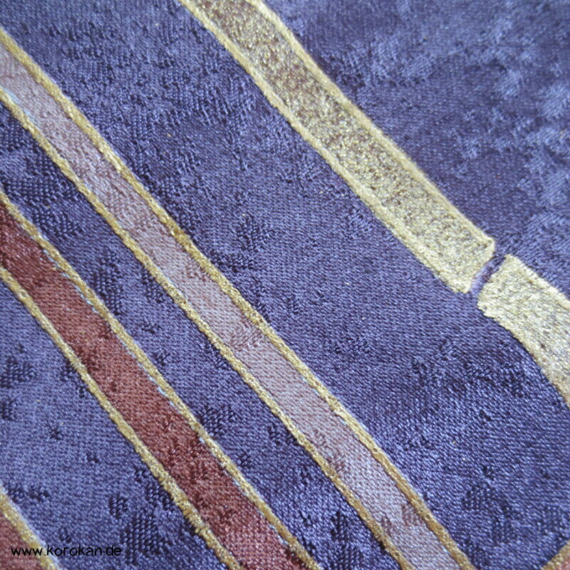 Furisode Kimono aus Seidensatin, Schmetterlinge auf Blüten im Halbdunkel