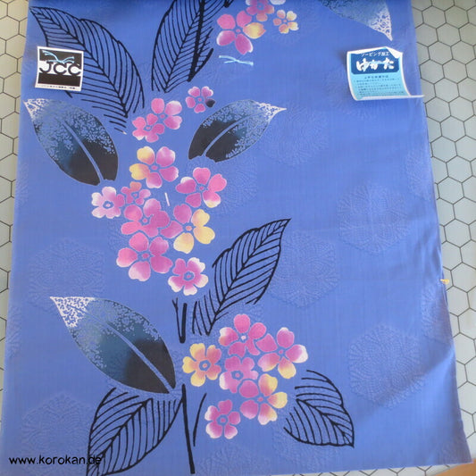 Blüten auf blaulila Yukata Kimono Stoffrolle
