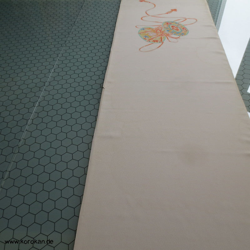 Flechtbänder, Handtrommel Tanmono, Teilstickerei auf Seidencrepesatin