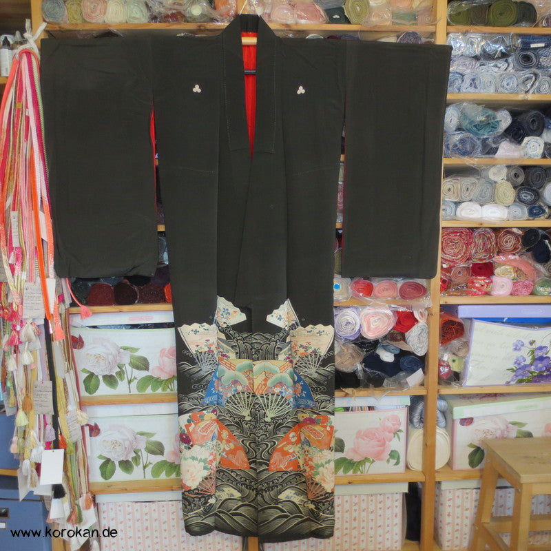 Fächermuster Tomesode / schwarzer Chu Furisode, rotes Futter