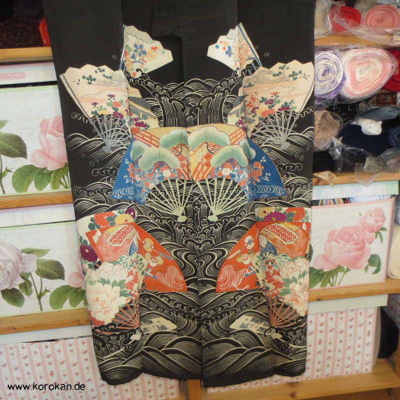 Fächermuster Tomesode / schwarzer Chu Furisode, rotes Futter