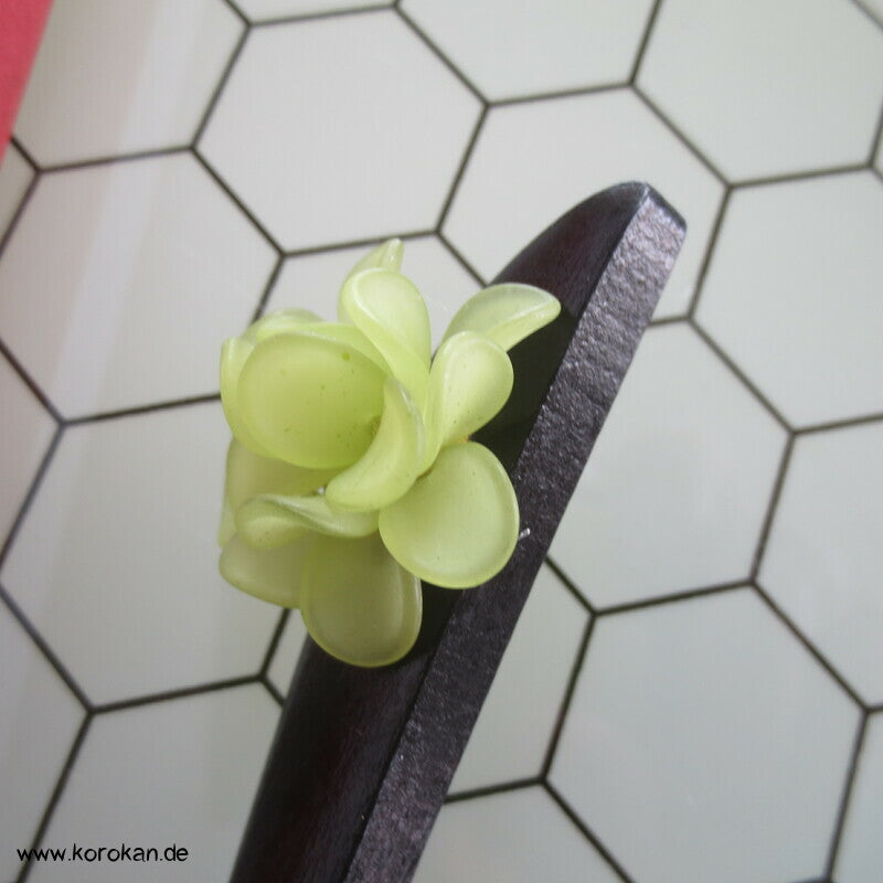 Haarstab grüne Blüte in Box