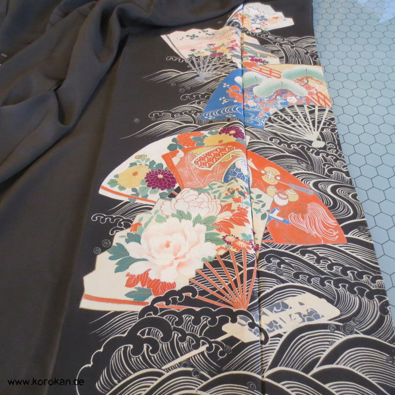 Fächermuster Tomesode / schwarzer Chu Furisode, rotes Futter
