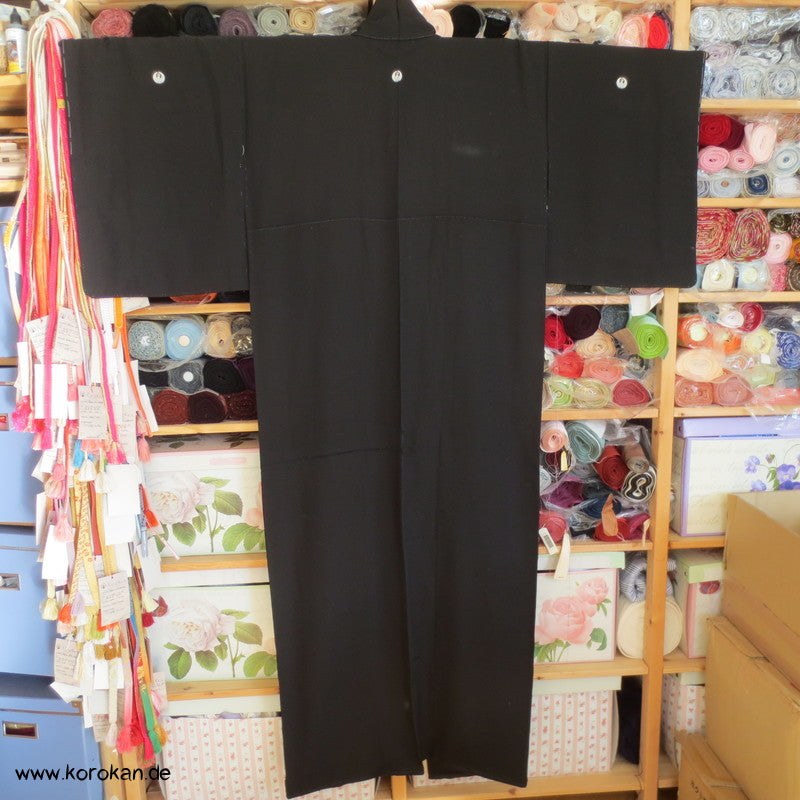 Kranich Mon Mofuku, schlichter schwarzer Seiden Kimono