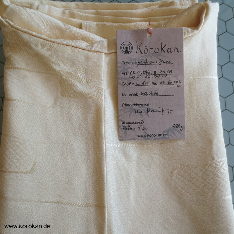 Jimon einfarbiger Kimono mit Webmuster, cremefarbene Seide