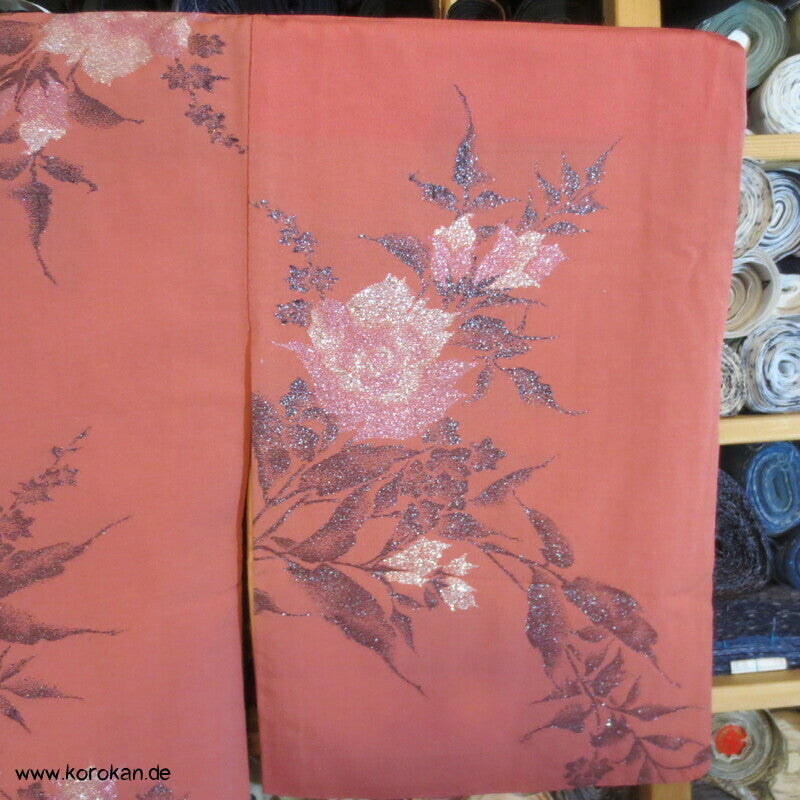 glitzernde Rosen auf altlachs Seidenjacquard 1960'er Komon Kimono