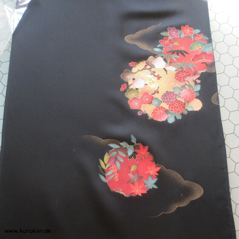 Kusudama, schwarzer Seidencrepe Haori Kimono Tanmono Stoffrolle