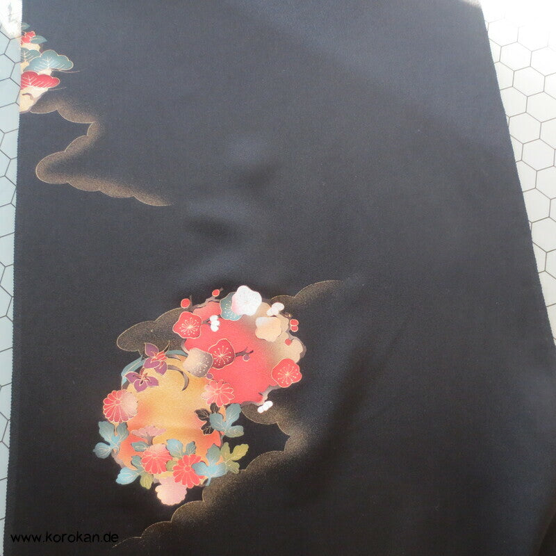 Kusudama, schwarzer Seidencrepe Haori Kimono Tanmono Stoffrolle