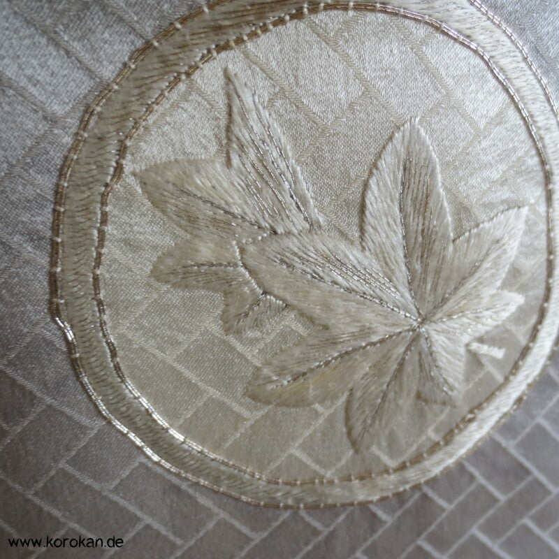 japanischer Seidendamast  Homongi Kimono, gestickte Mon Siegel