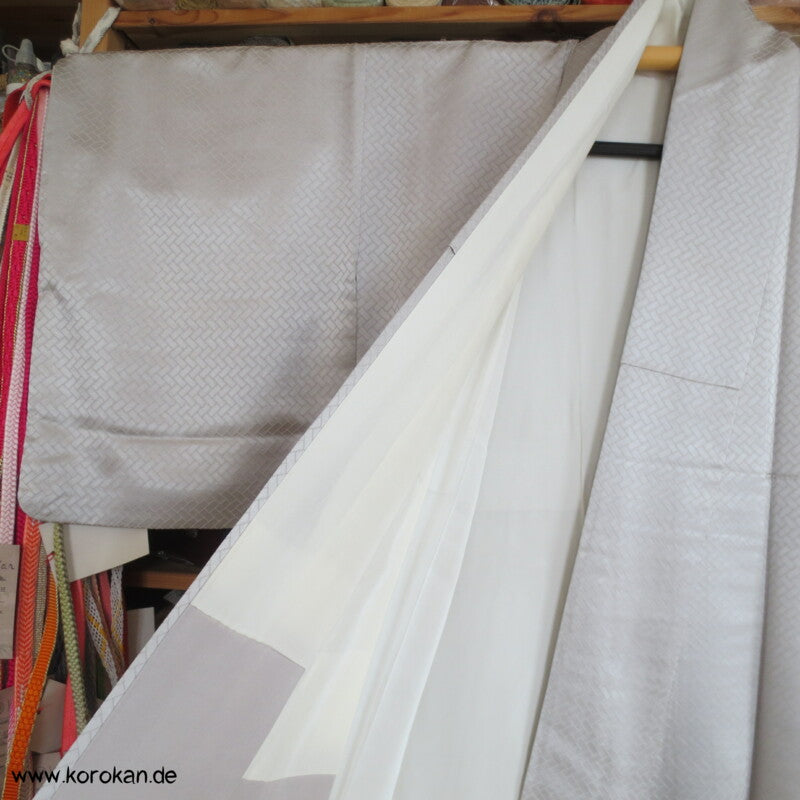 japanischer Seidendamast  Homongi Kimono, gestickte Mon Siegel