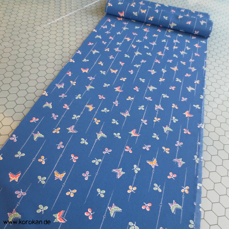 Schmetterlinge und Klee auf blau Kimono Crepe