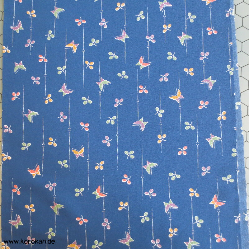 Schmetterlinge und Klee auf blau Kimono Crepe