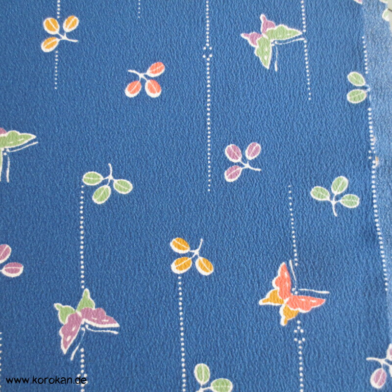 Schmetterlinge und Klee auf blau Kimono Crepe