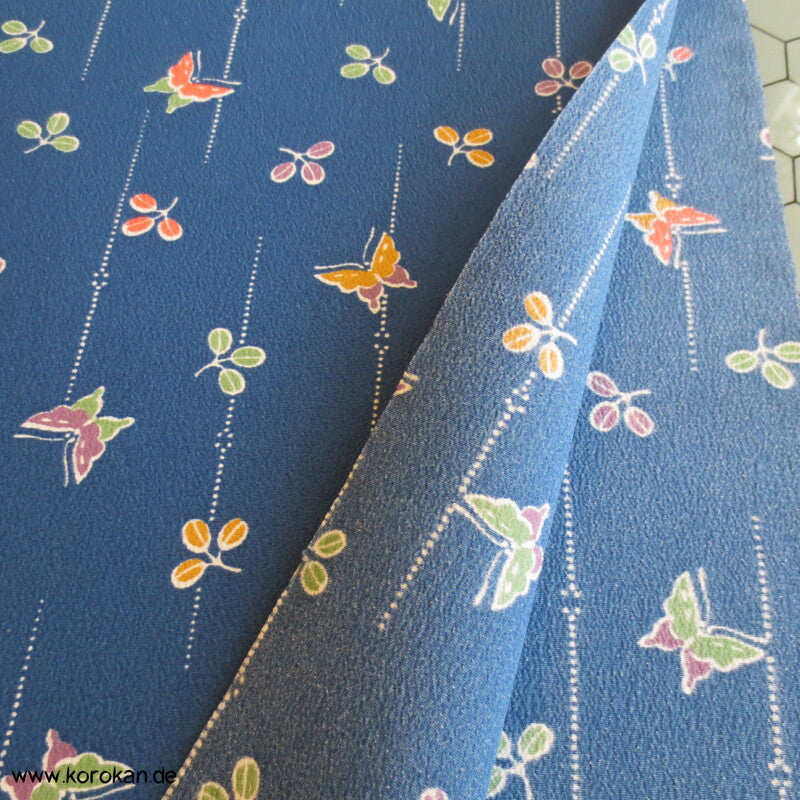 Schmetterlinge und Klee auf blau Kimono Crepe