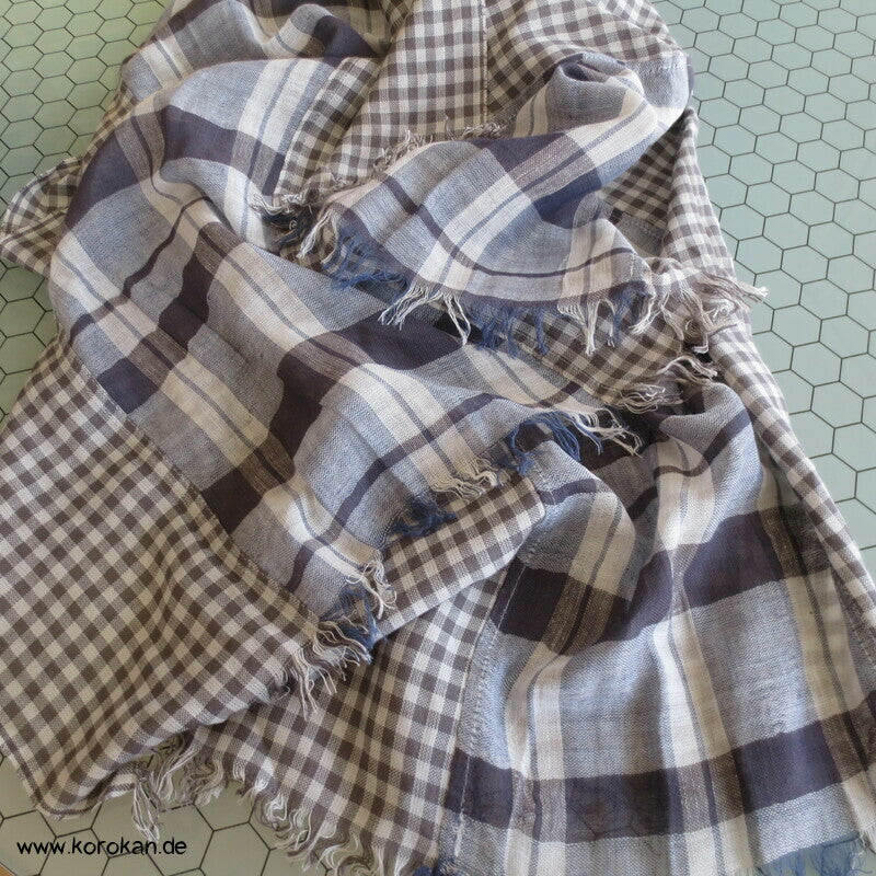 Karoschal aus zwei unterschiedlichen Stoffen zusammengesetzt