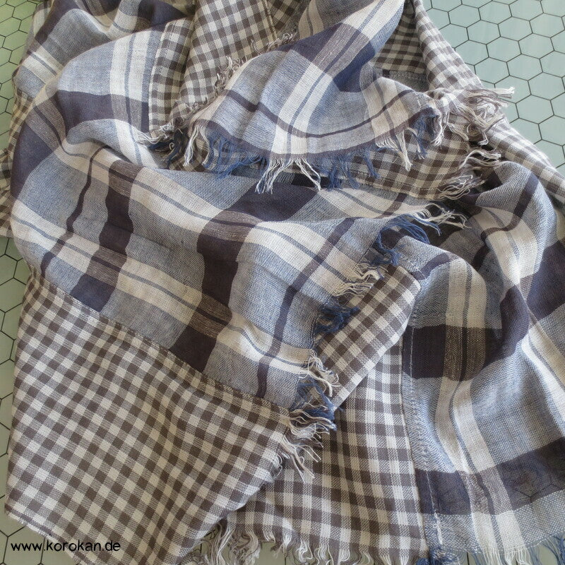 Karoschal aus zwei unterschiedlichen Stoffen zusammengesetzt