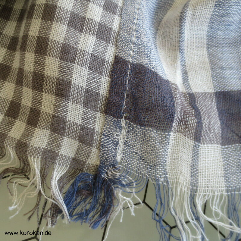 Karoschal aus zwei unterschiedlichen Stoffen zusammengesetzt