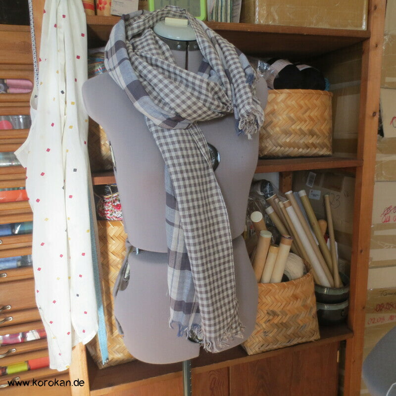 Karoschal aus zwei unterschiedlichen Stoffen zusammengesetzt