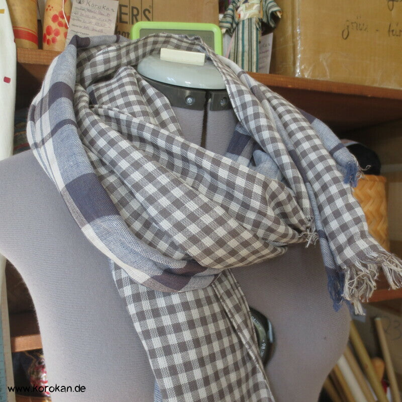 Karoschal aus zwei unterschiedlichen Stoffen zusammengesetzt