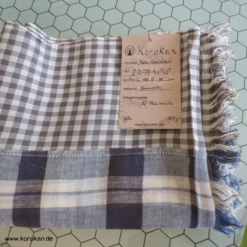 Karoschal aus zwei unterschiedlichen Stoffen zusammengesetzt