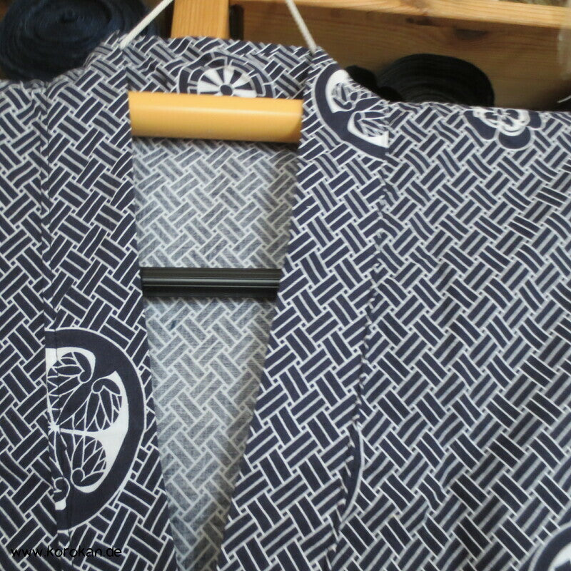 Nemaki Schlaf Kimono Symbole auf Higaki Hintergrund