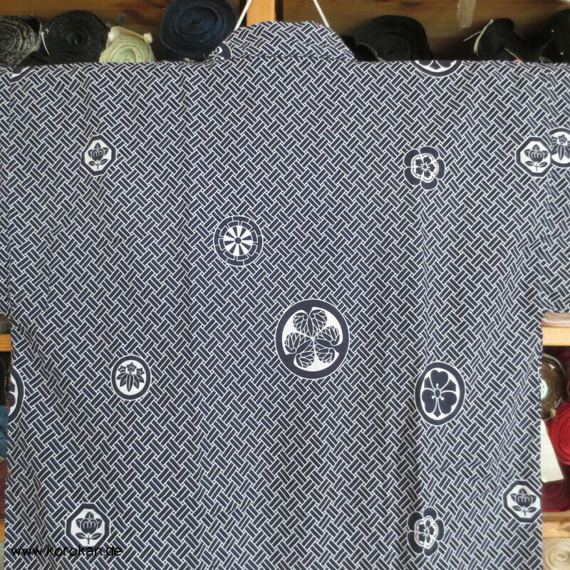 Nemaki Schlaf Kimono Symbole auf Higaki Hintergrund