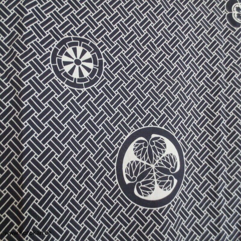 Nemaki Schlaf Kimono Symbole auf Higaki Hintergrund