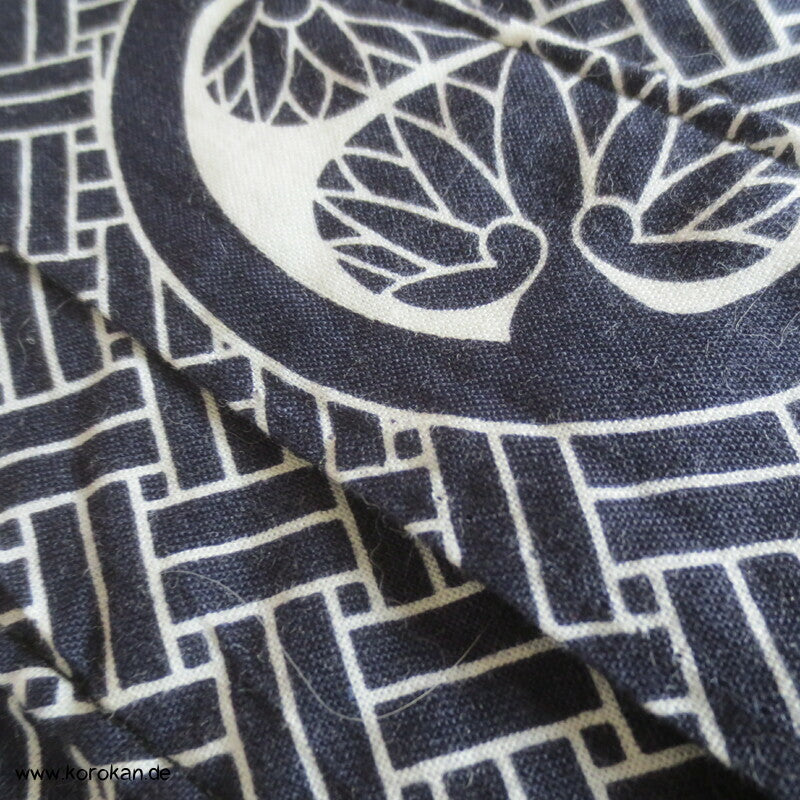 Nemaki Schlaf Kimono Symbole auf Higaki Hintergrund