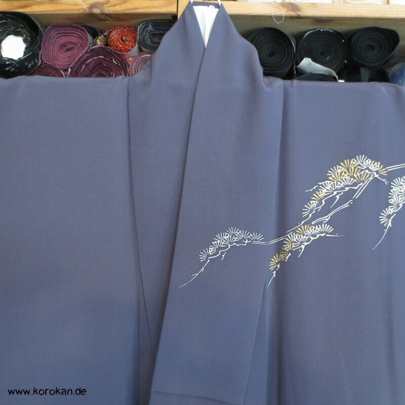Kiefer und Bambus auf grau Seidencrepe Homongi Kimono