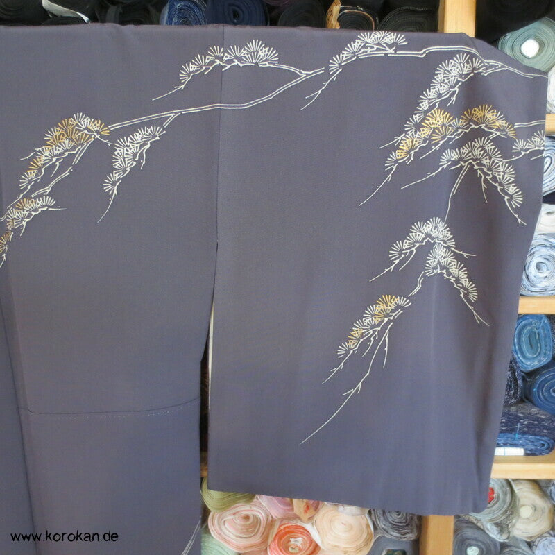 Kiefer und Bambus auf grau Seidencrepe Homongi Kimono