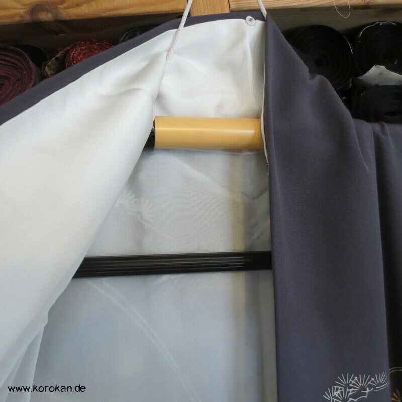 Kiefer und Bambus auf grau Seidencrepe Homongi Kimono