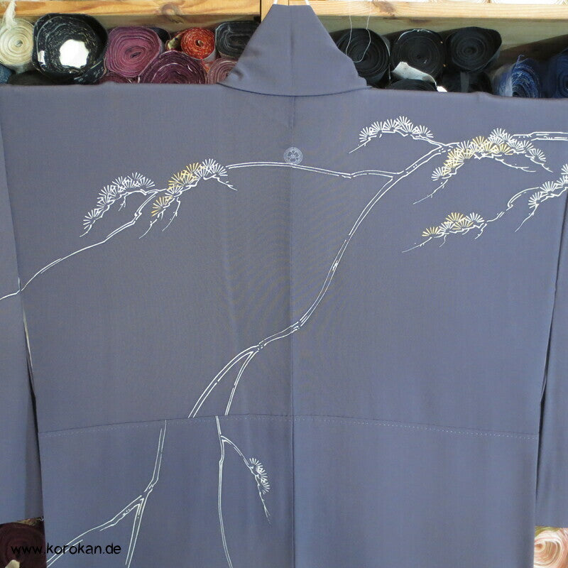 Kiefer und Bambus auf grau Seidencrepe Homongi Kimono