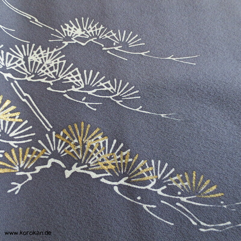 Kiefer und Bambus auf grau Seidencrepe Homongi Kimono