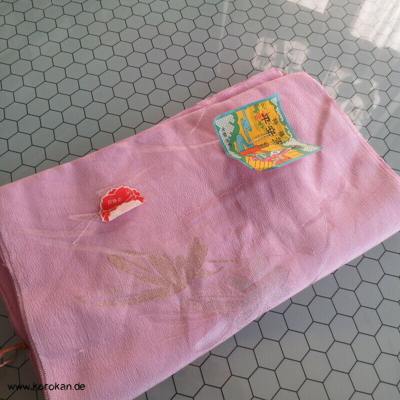 goldene Blätter in rosa Japan Seiden Araihari Kimono