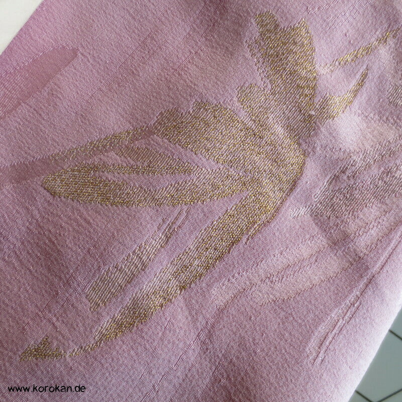 goldene Blätter in rosa Japan Seiden Araihari Kimono