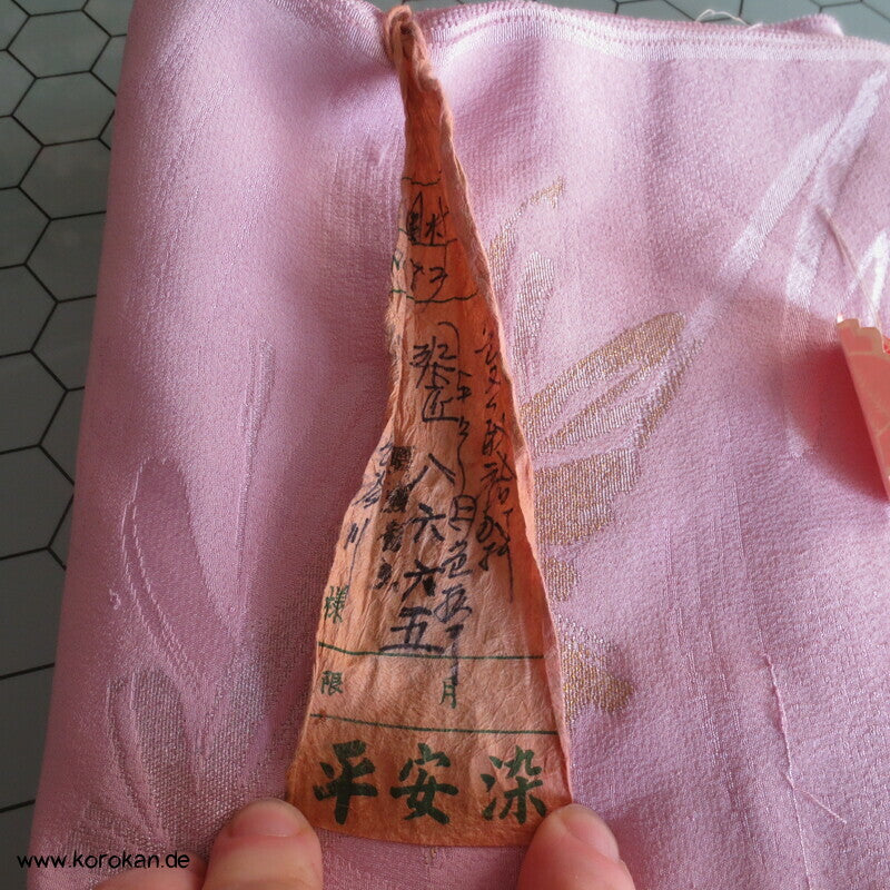 goldene Blätter in rosa Japan Seiden Araihari Kimono