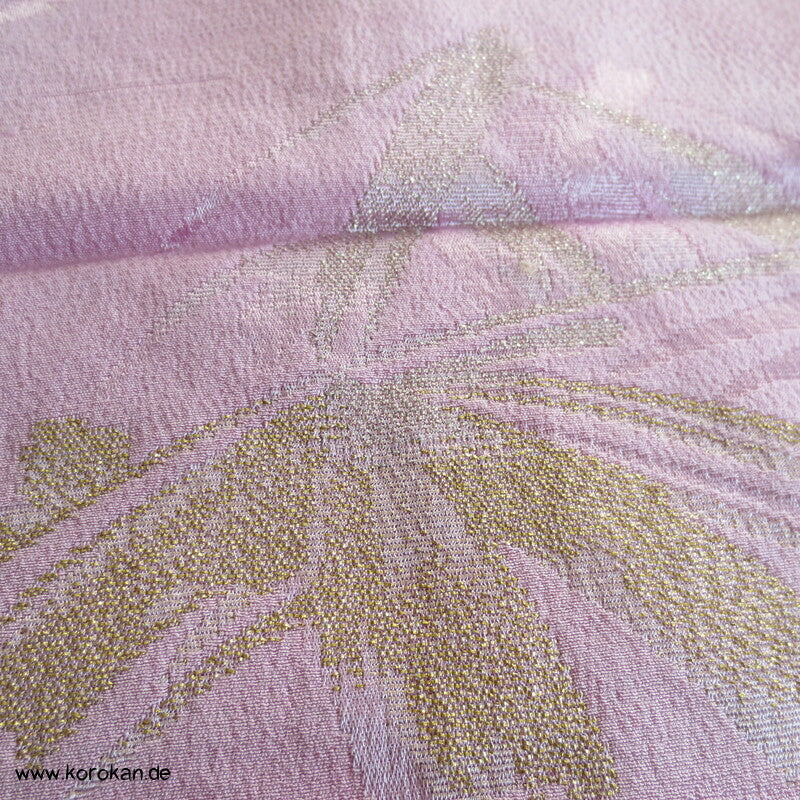 goldene Blätter in rosa Japan Seiden Araihari Kimono