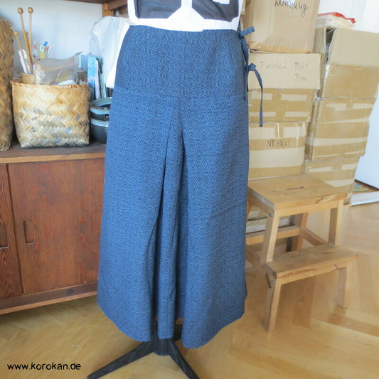 Sattelrock Woll Kimono Stoffreste Tatewaku auf blau, Bindeverschluss