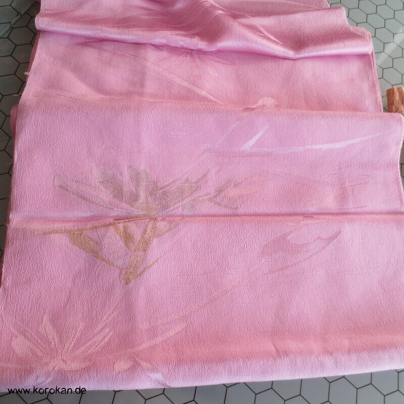 goldene Blätter in rosa Japan Seiden Araihari Kimono