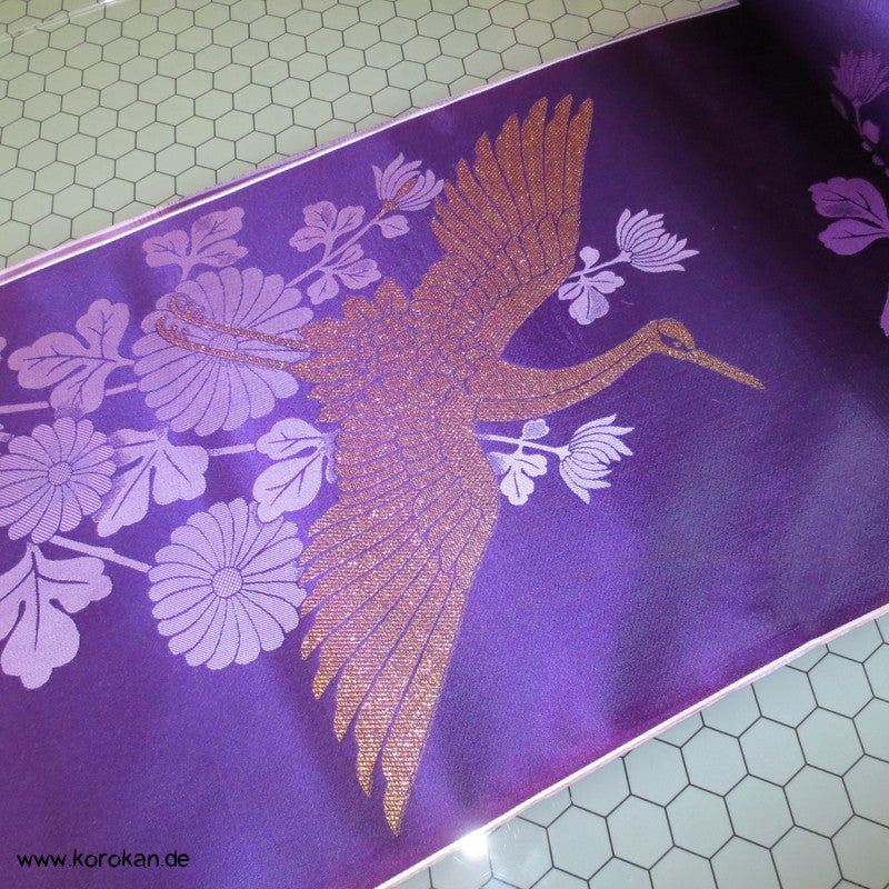 goldene Kraniche auf lila Synthetik Obi / Kimono Brokat
