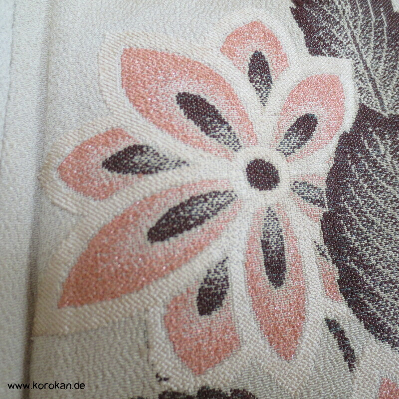 Omeshi Jacquard Pfau hinter Blumen Homongi Kimono