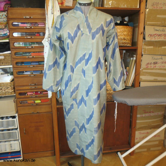 umgearbeitetes Kimono Kleid aus antikem Meisen Kasuri